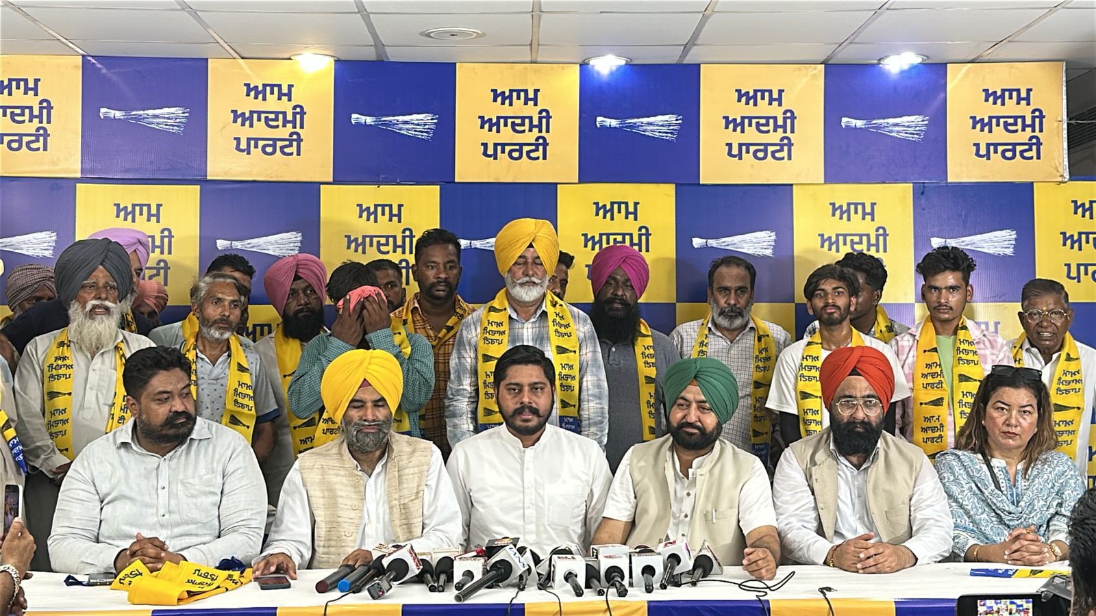 ਲੁਧਿਆਣਾ ਪੱਛਮੀ ਵਿੱਚ ‘ਆਪ’ ਨੂੰ ਮਿਲੀ ਜ਼ਮੀਨੀ ਮਜ਼ਬੂਤੀ, ਦਰਜਨਾਂ ਪਰਿਵਾਰ ਕਾਂਗਰਸ ਪਾਰਟੀ ਛੱਡ ‘ਆਪ’ ਵਿੱਚ ਹੋਏ ਸ਼ਾਮਲ