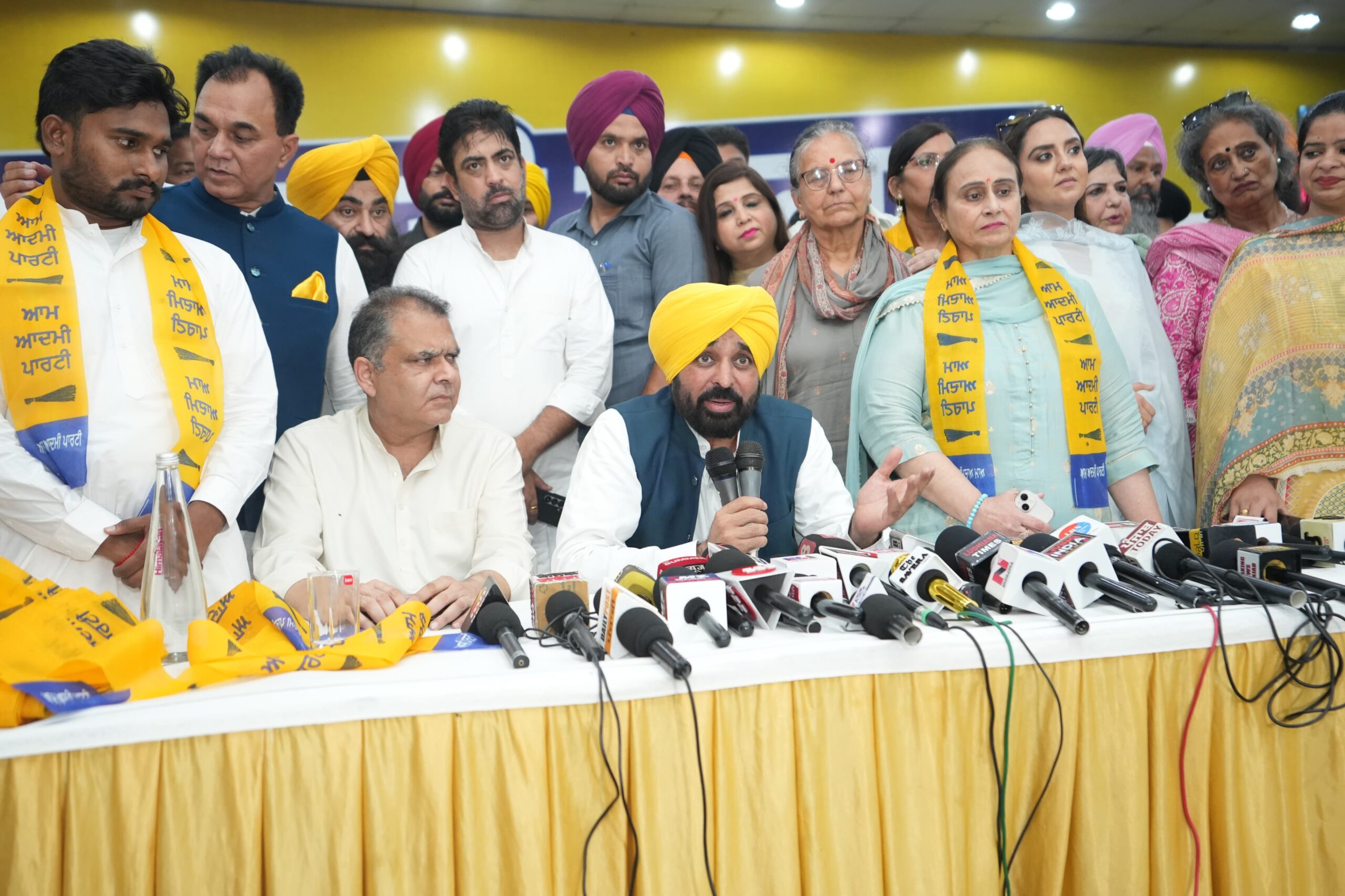 ਲੁਧਿਆਣਾ ਪੱਛਮੀ ਵਿੱਚ ਕਾਂਗਰਸ ਨੂੰ ਵੱਡਾ ਝਟਕਾ!  ਕਾਂਗਰਸ ਛੱਡ ਕੇ ਦਰਜਨਾਂ ਪਰਿਵਾਰ ‘ਆਪ’ ਵਿੱਚ ਹੋਏ ਸ਼ਾਮਲ* 
