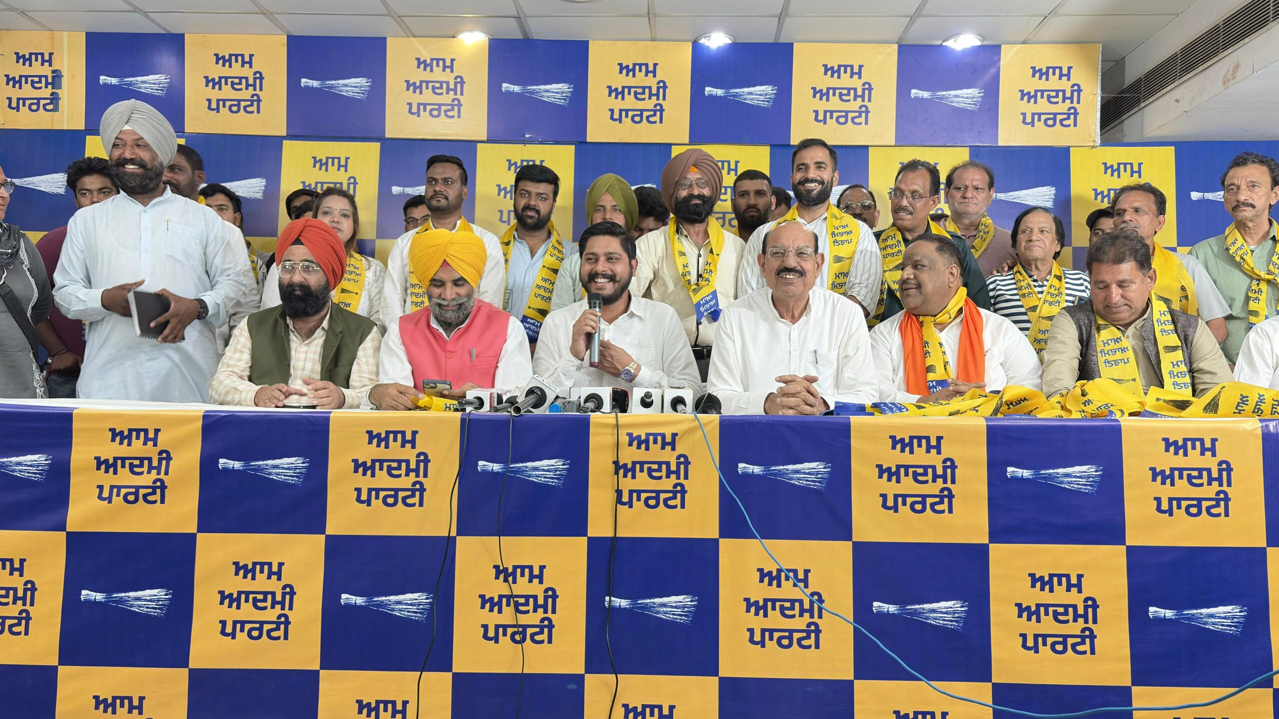 ਲੋਕਾਂ ਦਾ ਵਿਸ਼ਵਾਸ ‘ਆਪ’ ਦੇ  ਨਾਲ – ਲੁਧਿਆਣਾ ਪੱਛਮੀ ਵਿੱਚ ਕਾਂਗਰਸੀ ਆਗੂਆਂ ਸਮੇਤ ਕਈ ਸਮਾਜਸੇਵੀ ਪਾਰਟੀ ‘ਚ ਹੋਏ ਸ਼ਾਮਲ 