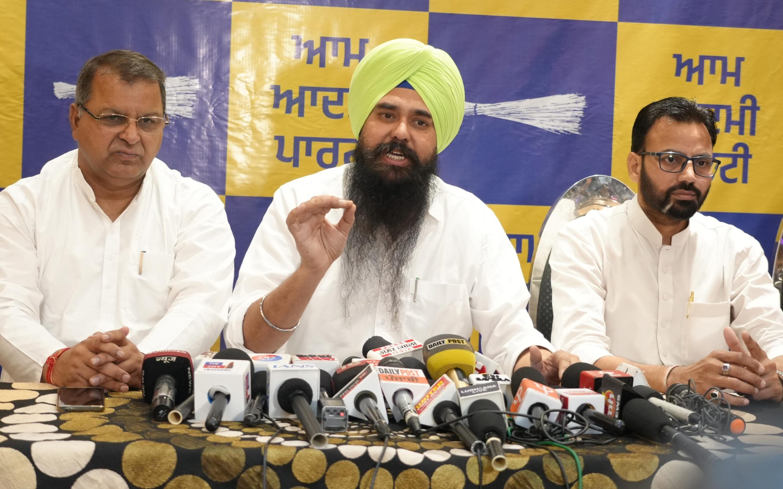 ਆਸ਼ੂ ਦਾ ਮਤਲਬ ਹੈ ਡਰ, ਧਮਕੀ ਅਤੇ ਹੰਕਾਰ, ਸੰਜੀਵ ਅਰੋੜਾ ਸੇਵਾ, ਨਿਮਰਤਾ ਅਤੇ ਵਿਸ਼ਵਾਸ ਦੇ ਪ੍ਰਤੀਕ, ਲੁਧਿਆਣਾ ਪੱਛਮੀ ਲਈ ਵਿਕਲਪ ਸਪੱਸ਼ਟ ਹੈ: ‘ਆਪ’ ਸੰਸਦ ਮੈਂਬਰ ਮਲਵਿੰਦਰ ਕੰਗ