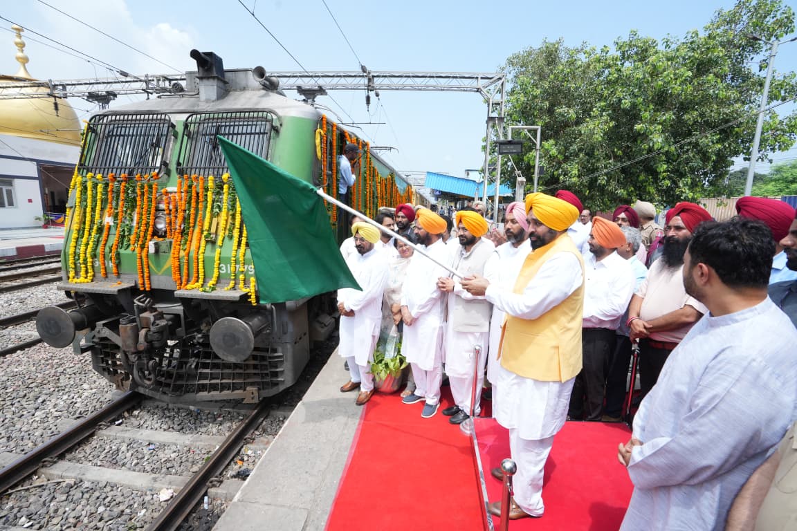 ਮੁੱਖ ਮੰਤਰੀ ਨੇ ਸ੍ਰੀ ਨਾਂਦੇੜ ਸਾਹਿਬ ਲਈ 500 ਮਹਿਲਾ ਸਰਪੰਚਾਂ ਤੇ ਪੰਚਾਂ ਦੇ ਪਹਿਲੇ ਵਫ਼ਦ ਨੂੰ ਲਿਜਾ ਰਹੀ ਟ੍ਰੇਨ ਨੂੰ ਝੰਡੀ ਵਿਖਾ ਕੇ ਰਵਾਨਾ ਕੀਤਾ