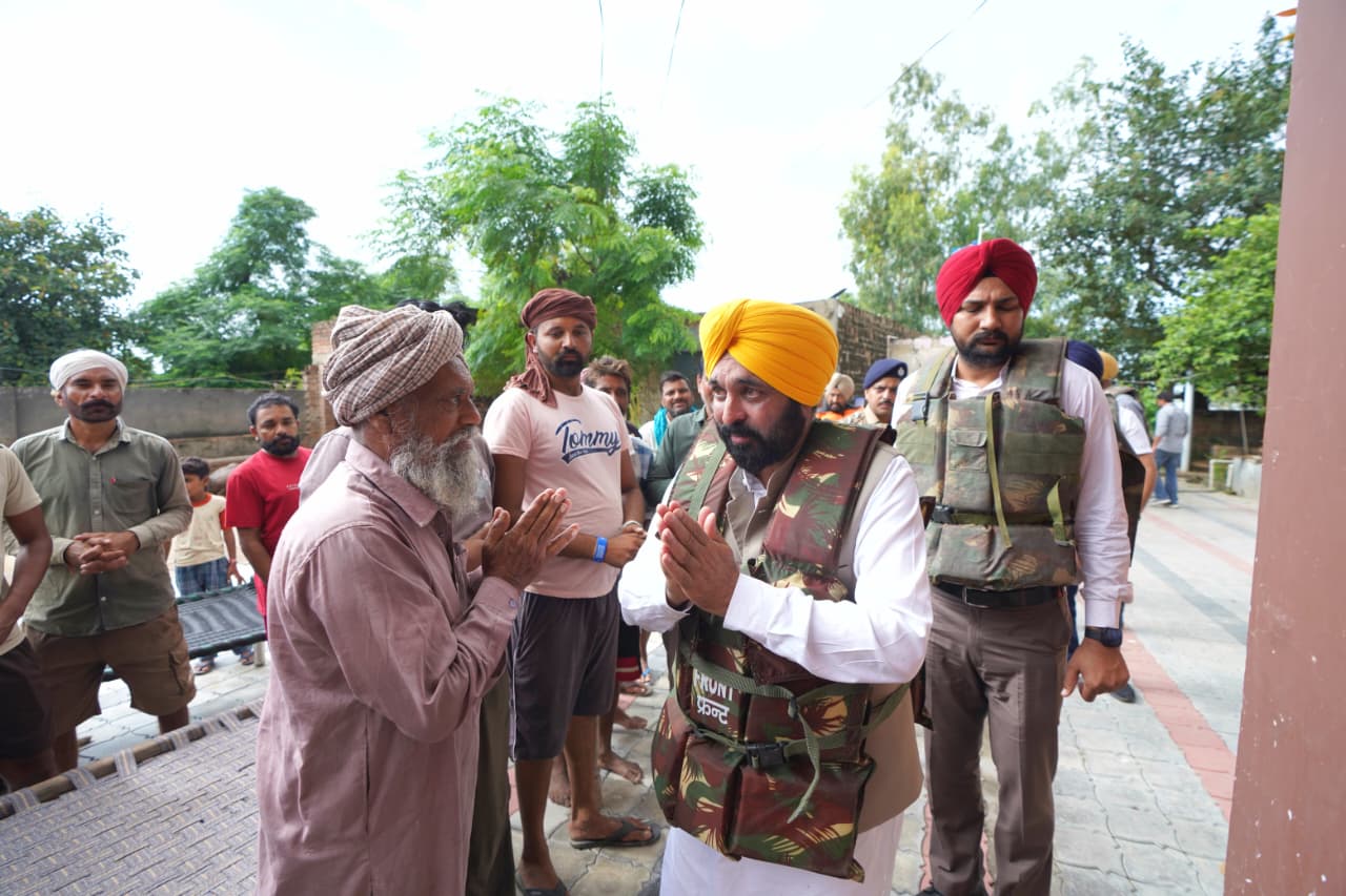 ਮੁੱਖ ਮੰਤਰੀ ਵੱਲੋਂ ਕਿਸ਼ਤੀ ਰਾਹੀਂ ਫ਼ਿਰੋਜ਼ਪੁਰ ਦੇ ਹੜ੍ਹ ਪ੍ਰਭਾਵਿਤ ਇਲਾਕਿਆਂ ਦਾ ਦੌਰਾ; ਕੇਂਦਰ ਸਰਕਾਰ ਤੋਂ ਕੁਦਰਤੀ ਆਫ਼ਤਾਂ ਕਾਰਨ ਹੋਏ ਨੁਕਸਾਨ ਦਾ ਮੁਆਵਜ਼ਾ ਵਧਾਉਣ ਦੀ ਕੀਤੀ ਮੰਗ