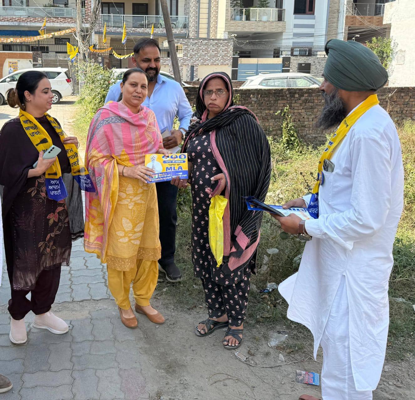 ‘ਆਪ’ ਮਹਿਲਾ ਵਿੰਗ ਪ੍ਰਧਾਨ ਡਾ. ਅਮਨਦੀਪ ਕੌਰ ਅਰੋੜਾ ਨੇ ਹਰਮੀਤ ਸੰਧੂ ਦੇ ਹੱਕ ‘ਚ ਕੀਤਾ ਡੋਰ-ਟੂ-ਡੋਰ ਪ੍ਰਚਾਰ