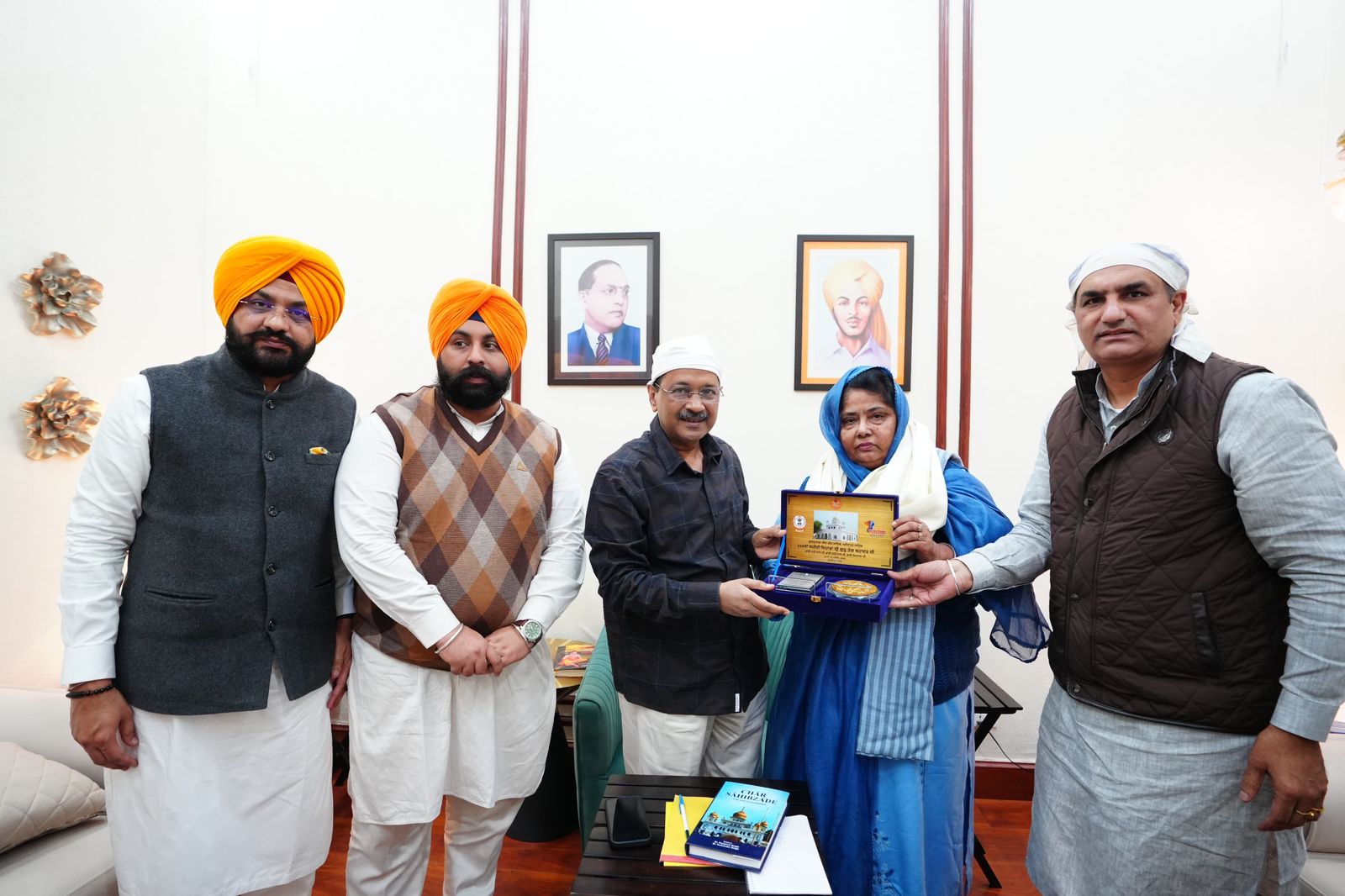 ਆਪ ਦੇ ਕੌਮੀ ਕਨਵੀਨਰ ਅਰਵਿੰਦ ਕੇਜਰੀਵਾਲ ਨੇ ਸਿੱਖ ਵਿਦਵਾਨਾਂ ਦਾ ਕੀਤਾ ਸਨਮਾਨ