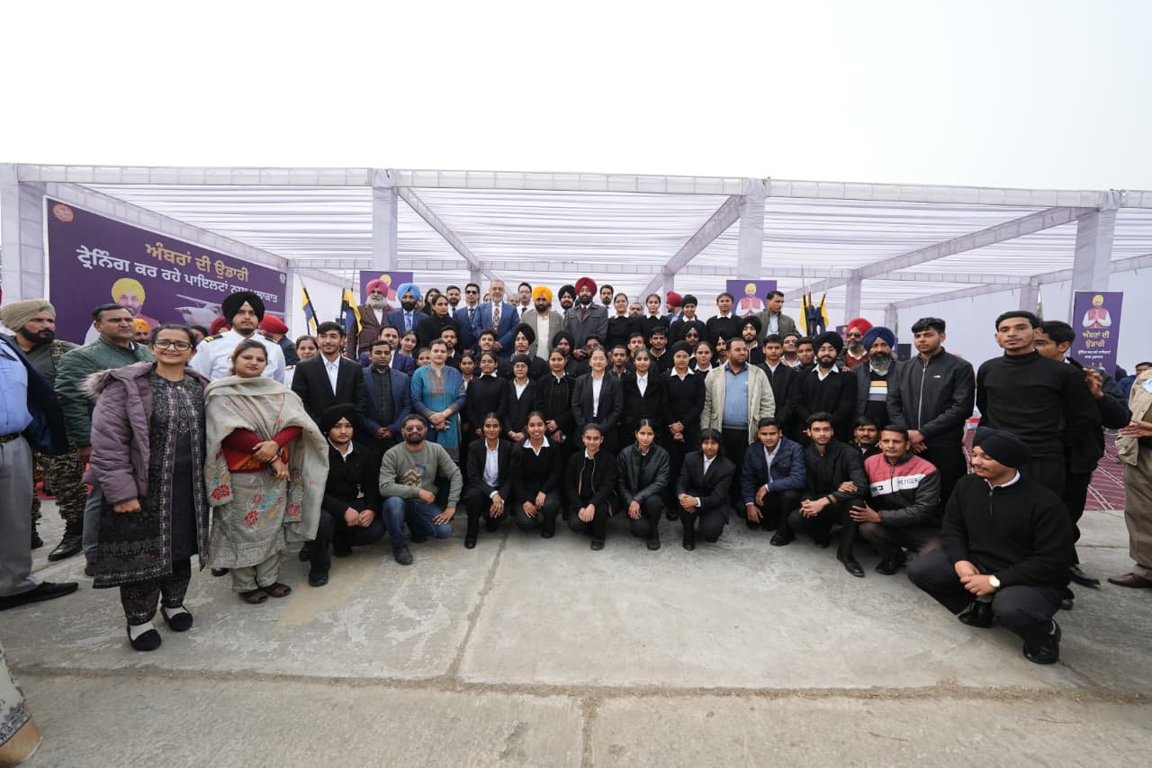 *ਮੁੱਖ ਮੰਤਰੀ ਭਗਵੰਤ ਸਿੰਘ ਮਾਨ ਵੱਲੋਂ ਆਉਣ ਵਾਲੇ ਸਾਲਾਂ ਵਿੱਚ ਪੰਜਾਬ ਦੇ ਹਵਾਬਾਜ਼ੀ ਉਦਯੋਗ ਦਾ ਕੇਂਦਰ ਬਣਨ ਦੀ ਪੇਸ਼ੀਨਗੋਈ; ਪਟਿਆਲਾ ਫਲਾਇੰਗ ਕਲੱਬ ਵਿੱਚ ਏਅਰਕ੍ਰਾਫਟ ਇੰਜਨੀਅਰਾਂ ਨਾਲ ਕੀਤੀ ਗੱਲਬਾਤ*