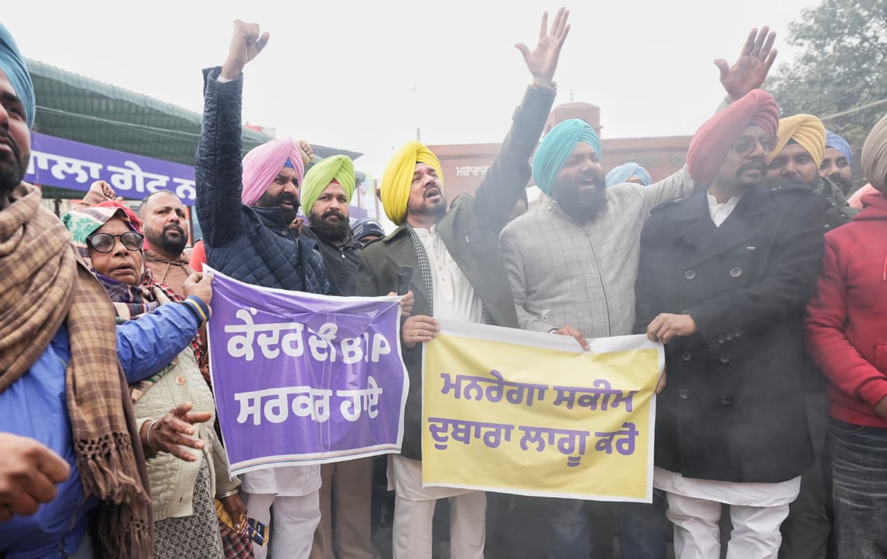 *ਆਪ ਨੇ ਮਗਨਰੇਗਾ ਨੂੰ ਖ਼ਤਮ ਕਰਨ ਵਿਰੁੱਧ ਨਾਭਾ ਵਿੱਚ ਕੇਂਦਰ ਖ਼ਿਲਾਫ਼ ਕੀਤਾ ਪ੍ਰਦਰਸ਼ਨ, ਪੀਐਮ ਮੋਦੀ ਦਾ ਫੂਕਿਆ ਪੁਤਲਾ