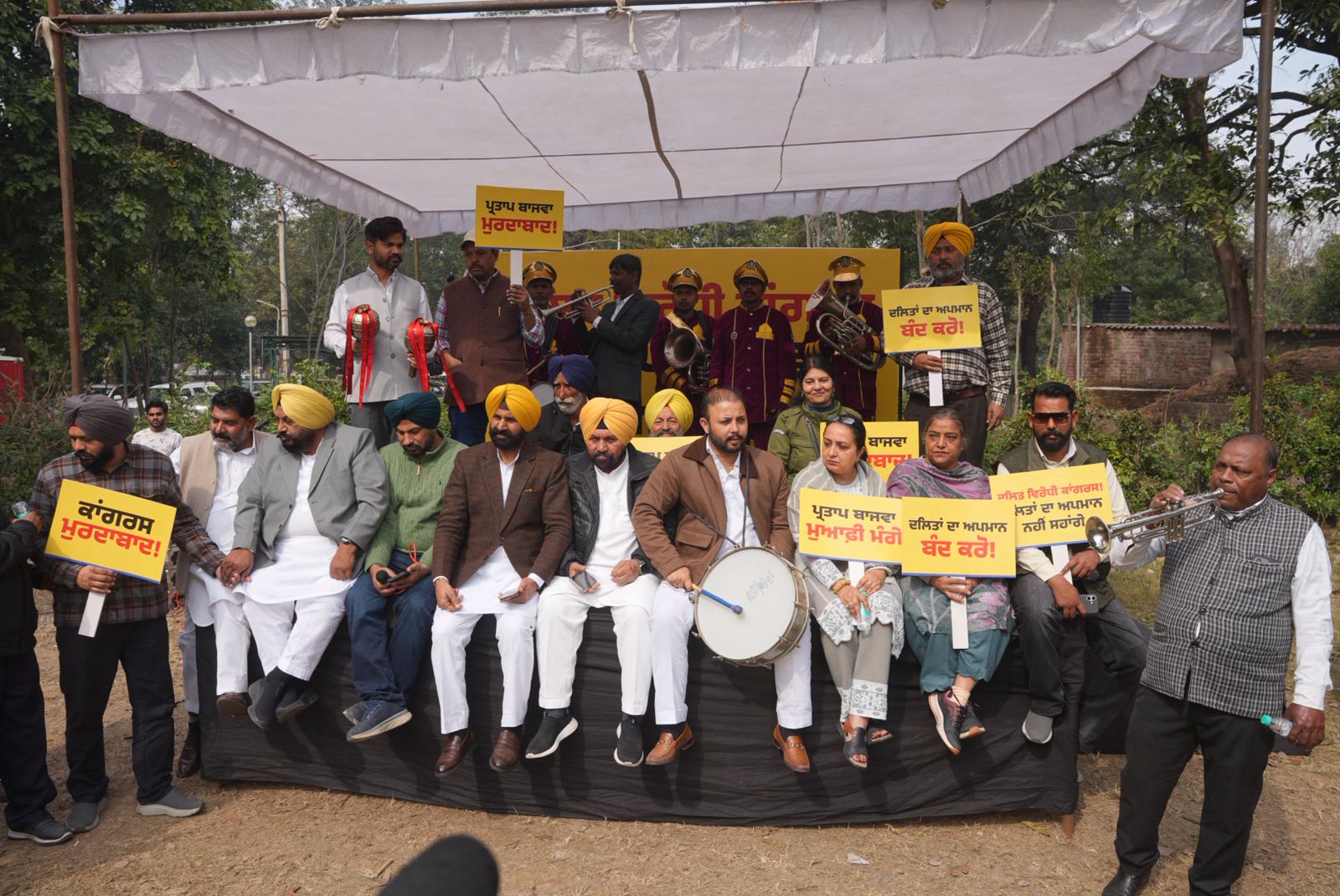 *ਦਲਿਤਾਂ ਅਤੇ ਮਿਹਨਤਕਸ਼ਾਂ ਦਾ ਮਜ਼ਾਕ ਉਡਾਉਣ ‘ਤੇ ਕਾਂਗਰਸ ਖ਼ਿਲਾਫ਼ ਬੈਂਡ-ਵਾਜਿਆਂ ਨਾਲ ‘ਆਪ’ ਦਾ ਜ਼ੋਰਦਾਰ ਪ੍ਰਦਰਸ਼ਨ*