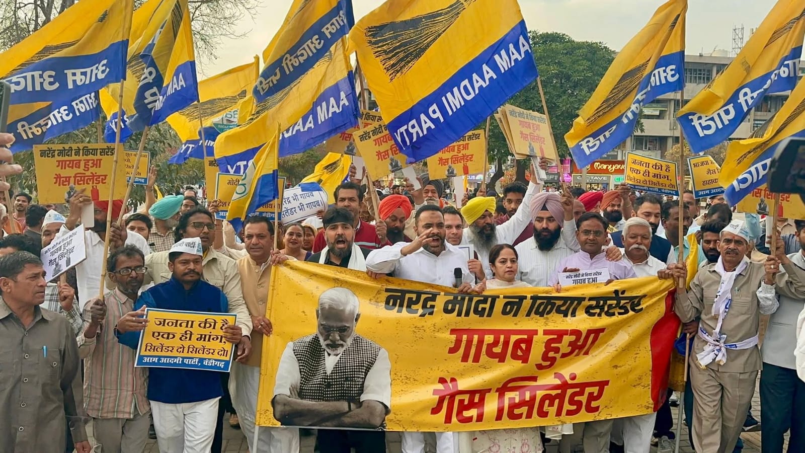 ਨਰਿੰਦਰ ਮੋਦੀ ਨੇ ਕੀਤਾ ਸਰੰਡਰ — ਗਾਇਬ ਹੋਇਆ ਗੈਸ ਸਿਲੰਡਰ!