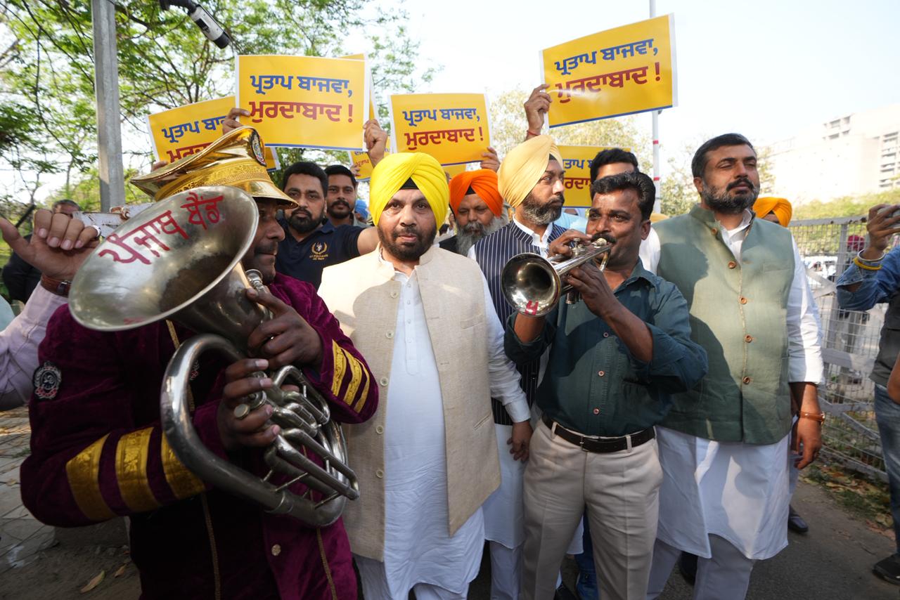 *ਕਾਂਗਰਸੀ ਆਗੂ ਪ੍ਰਤਾਪ ਸਿੰਘ ਬਾਜਵਾ ਦੀਆਂ ਟਿੱਪਣੀਆਂ ਦੇ ਵਿਰੋਧ ਵਿੱਚ ‘ਬੈਂਡ ਵਾਜੇ’ ਨਾਲ ਪੰਜਾਬ ਵਿਧਾਨ ਸਭਾ ਪਹੁੰਚੇ ‘ਆਪ’ ਆਗੂ*
