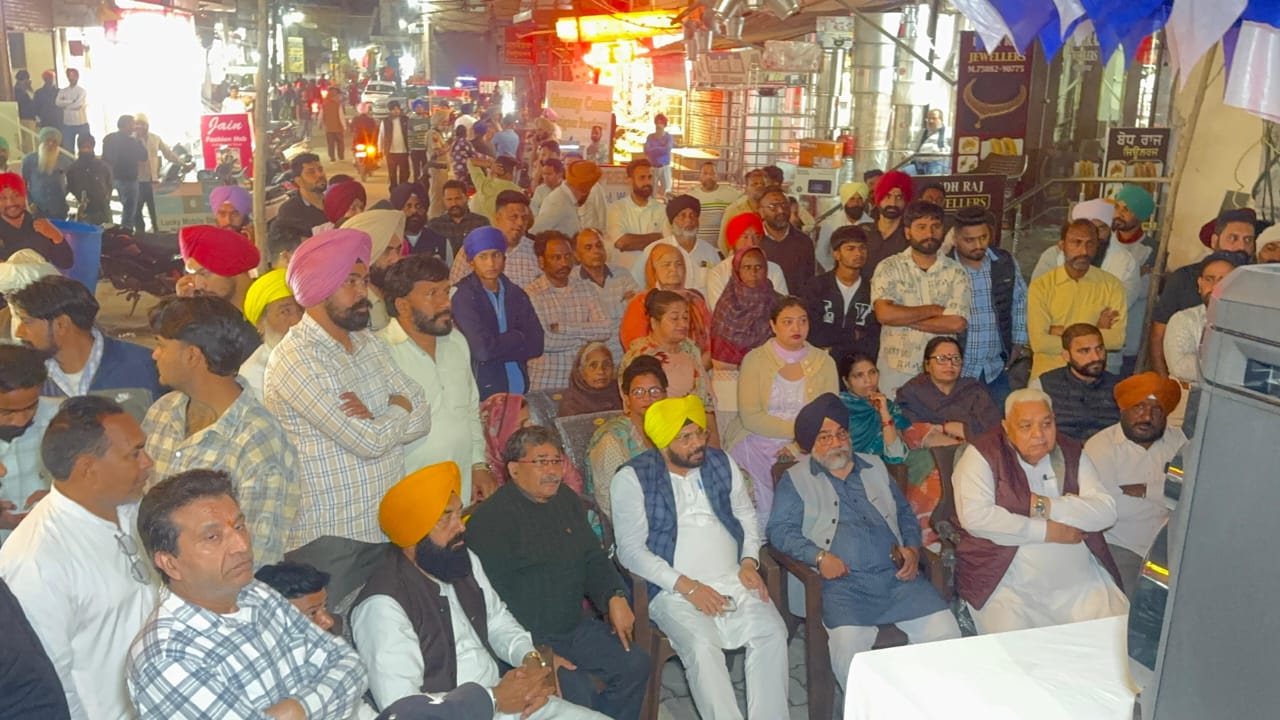 ਧਰੂਵ ਰਾਠੀ ਦੀ ਵੀਡੀਓ ਨੇ ਕੀਤਾ ਬੀਜੇਪੀ ਦੇ ਫਰਜ਼ੀ ਸ਼ਰਾਬ ਘੋਟਾਲੇ ਦਾ ਪਰਦਾਫਾਸ਼- ਆਮ ਆਦਮੀ ਪਾਰਟੀ ਨੇ ਪੰਜਾਬ ਭਰ ਵਿੱਚ ਸਕਰੀਨਾਂ ਲਾ ਕੇ ਲੋਕਾਂ ਨੂੰ ਦਿਖਾਇਆ ਸੱਚ